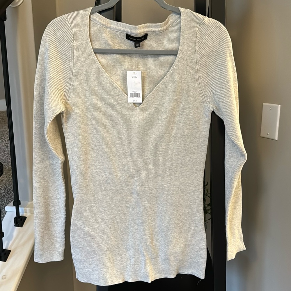 Banana republic light grey v-neck cotton sweater